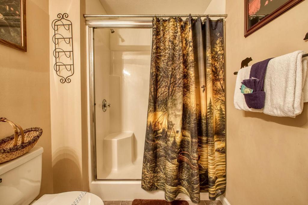 Rock Of Ages, Hot Tub, Game Room, Wifi, 1089 Free Tickets Each Paid Day, Dollywood And More Pigeon Forge Bagian luar foto