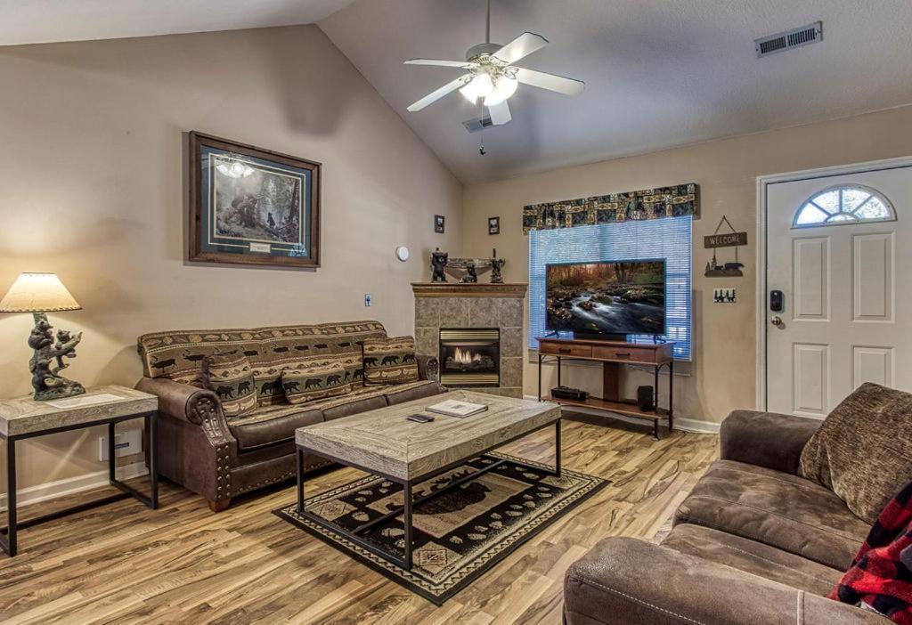 Rock Of Ages, Hot Tub, Game Room, Wifi, 1089 Free Tickets Each Paid Day, Dollywood And More Pigeon Forge Bagian luar foto