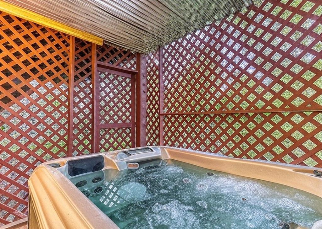 Rock Of Ages, Hot Tub, Game Room, Wifi, 1089 Free Tickets Each Paid Day, Dollywood And More Pigeon Forge Bagian luar foto